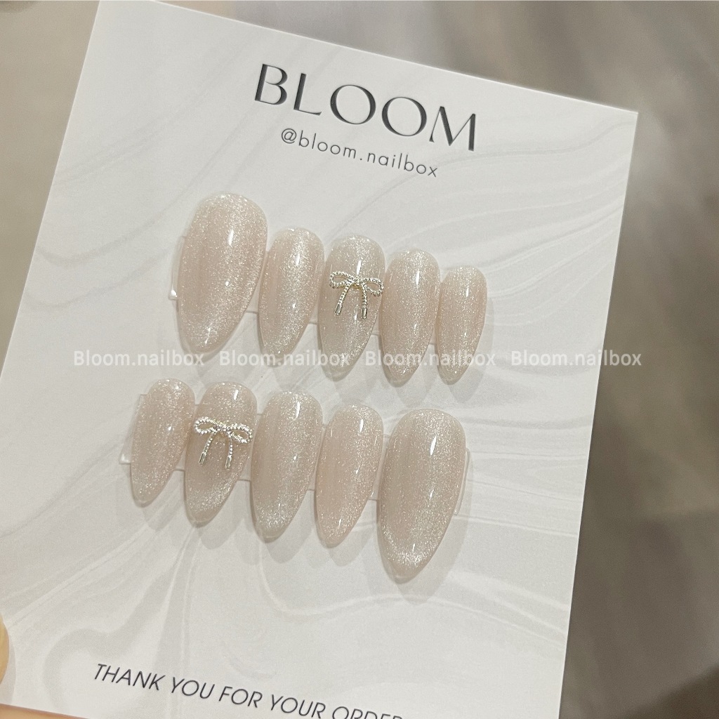 B Móng úp thiết kế mắt mèo ánh trăng màu nude đính nơ bạc Bloom