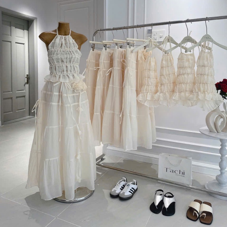 Set thiết kế áo voan nude cổ yếm nhún bèo chân váy midi đính bông