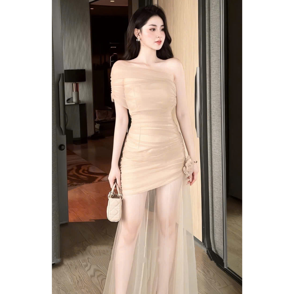 Đầm dự tiệc body trễ vai phối tùng lưới kèm tag hoa màu nude đen sang