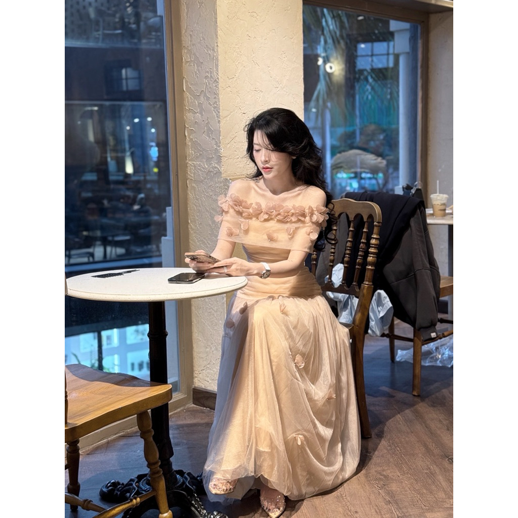 Hạnh sino Váy thiết kế nude trễ vai phối lưới đính hoa lóp sang