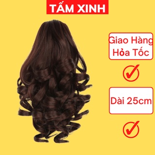 Mái tóc uốn lọn luôn là kiểu tóc không bao giờ lỗi thời và phù hợp với mọi cô gái. Nếu bạn đang muốn thay đổi phong cách tóc của mình để trở nên nữ tính và quyến rũ hơn thì tóc giả uốn lọn của chúng tôi chắc chắn sẽ làm bạn hài lòng. Với chất liệu tóc nhân tạo cao cấp, bạn có thể yên tâm sử dụng mà không lo tóc bị hỏng.