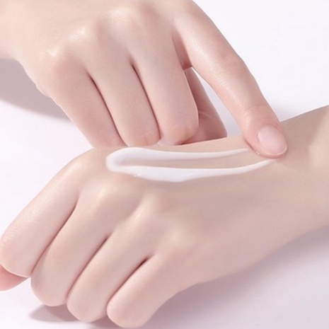 Kem Dưỡng Ẩm Da Tay Chiết Xuất Dầu Ngựa Và Ý Dĩ Hatomugi Hand Cream (Tuýp 60g)