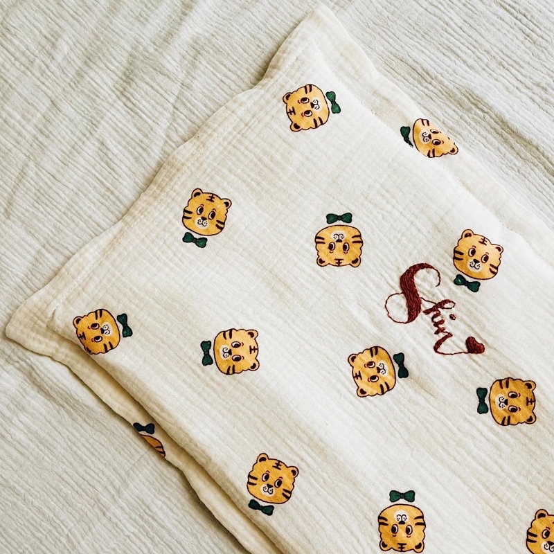 Thêu tên theo yêu cầu trên các sản phẩm của Cò Baby
