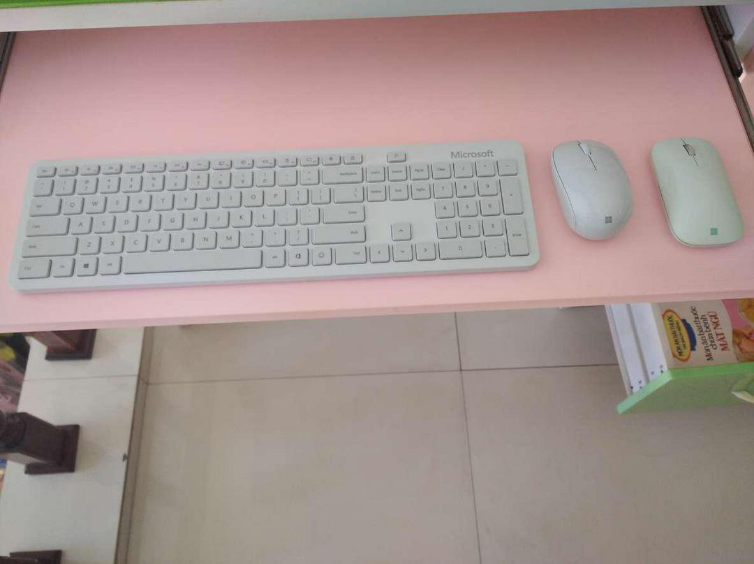Bàn phím Microsoft Bluetooth màu xám trắng