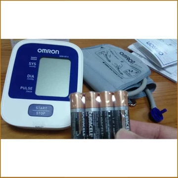 (Ưu Đãi Giá Sốc)Dụng cụ đo huyết áp bắp tay Omron Hem 8712 (Trắng phối xanh) + Tặng bộ đổi nguồn