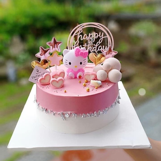 Chào mừng đến với cửa hàng của chúng tôi! Chúng tôi hiện nay đang có bánh sinh nhật Hello Kitty với giá cực tốt. Đây là một bánh thật ngon miệng và đáng yêu. Mua ngay và cùng gia đình và bạn bè của bạn có một bữa tiệc sinh nhật đầy phấn khởi với Hello Kitty.