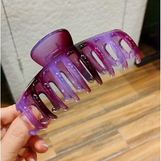 kẹp càng cua nhựa trong người lớn