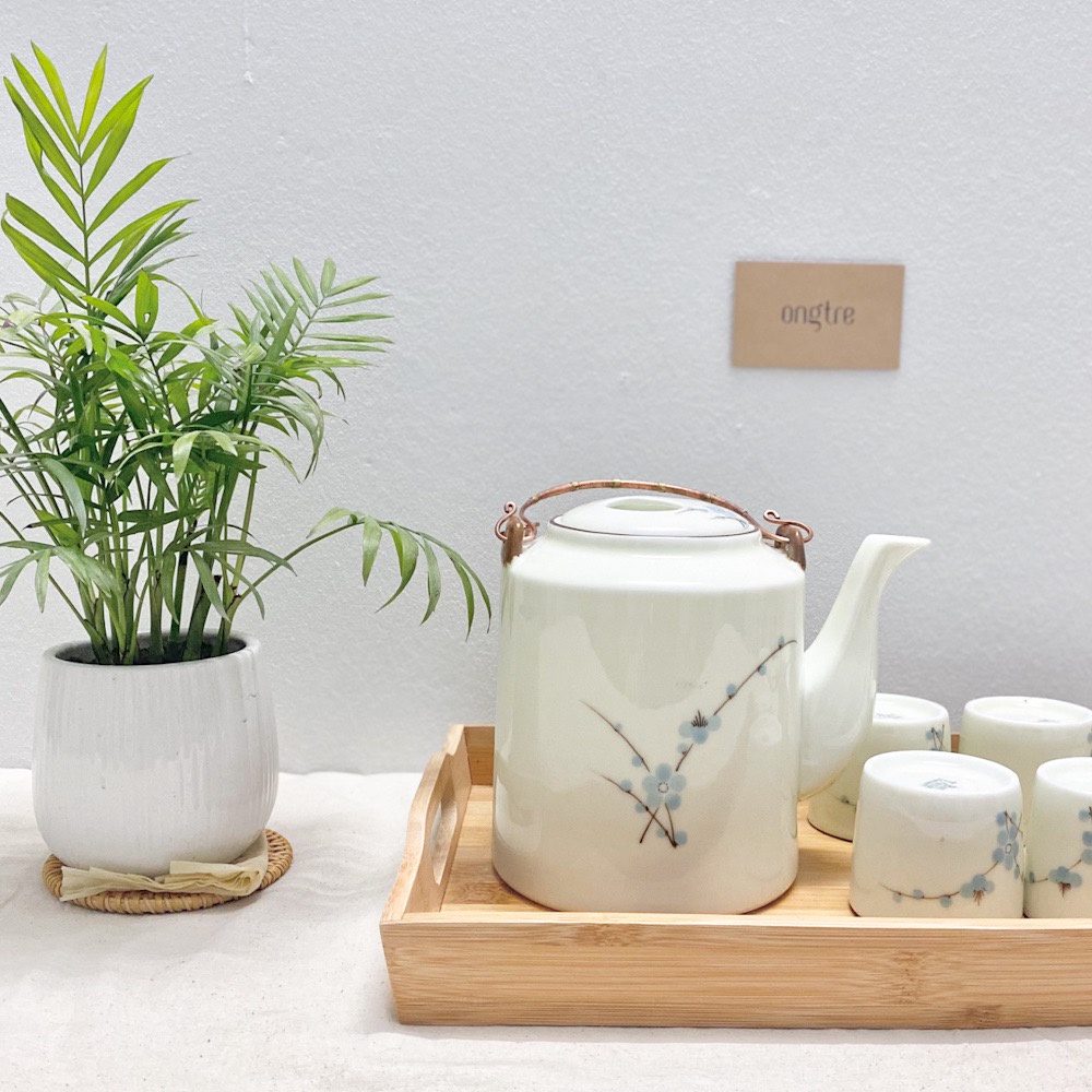 Bộ ấm trà bằng gốm sứ kèm khay tre cao cấp ONGTRE