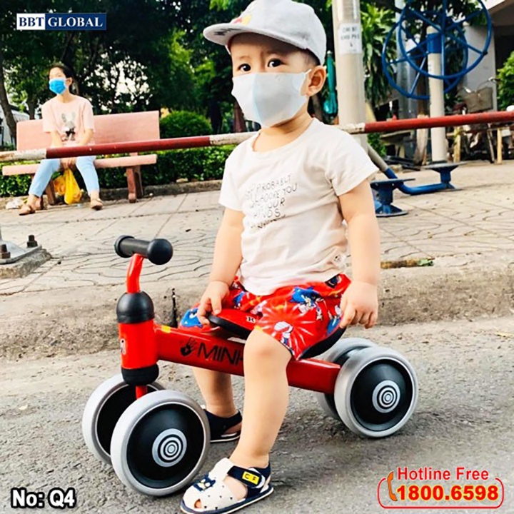 Bé chơi xe chòi chân BBT Global Q4