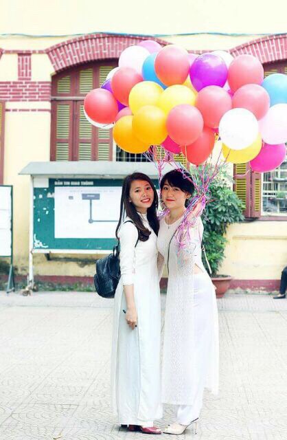 Chụp ảnh kỷ yếu với người yêu với bóng bay