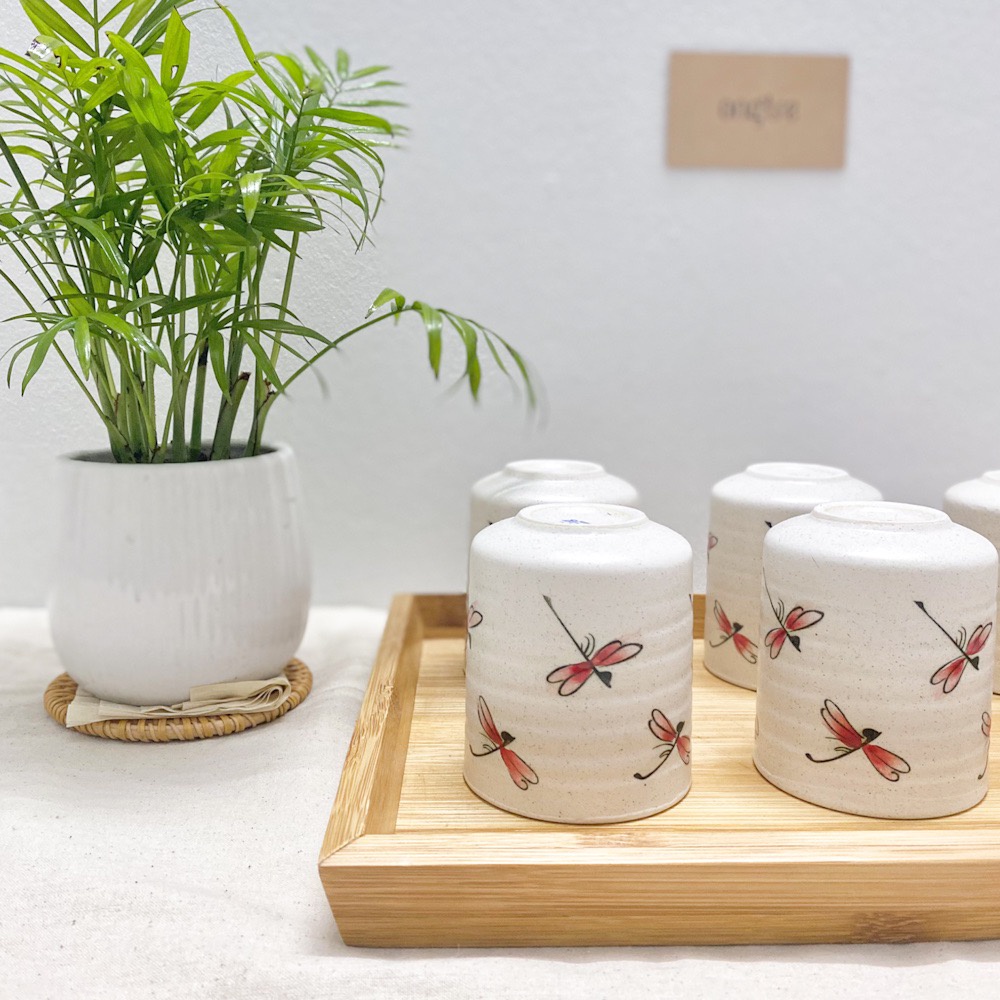 Bộ ấm trà bằng gốm sứ kèm khay tre cao cấp ONGTRE
