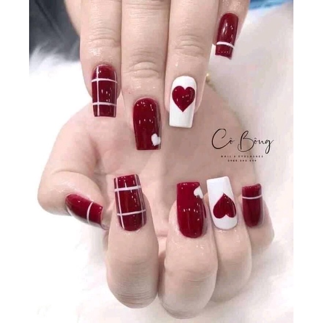 Ai nói rằng việc làm đẹp là đắt đỏ? Tại sao lại không thử một mẫu nail chân đỏ với giá cả phải chăng? Với những tone đỏ đầy nổi bật và bắt mắt, móng chân của bạn sẽ trở nên đầy sức sống và thu hút ánh nhìn của mọi người.