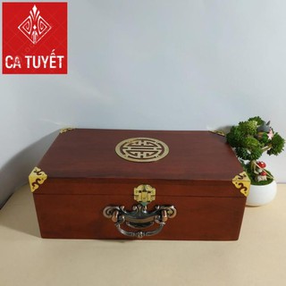 HỘP ĐỰNG TRANG SỨC, HỘP ĐỰNG CON DẤU CÔNG TY GỖ HƯƠNG MẶT GIÁP CHỮ THỌ VÀNG CÓ QUAI XÁCH ĐỒNG ( LOẠI ĐẠI 24CM)