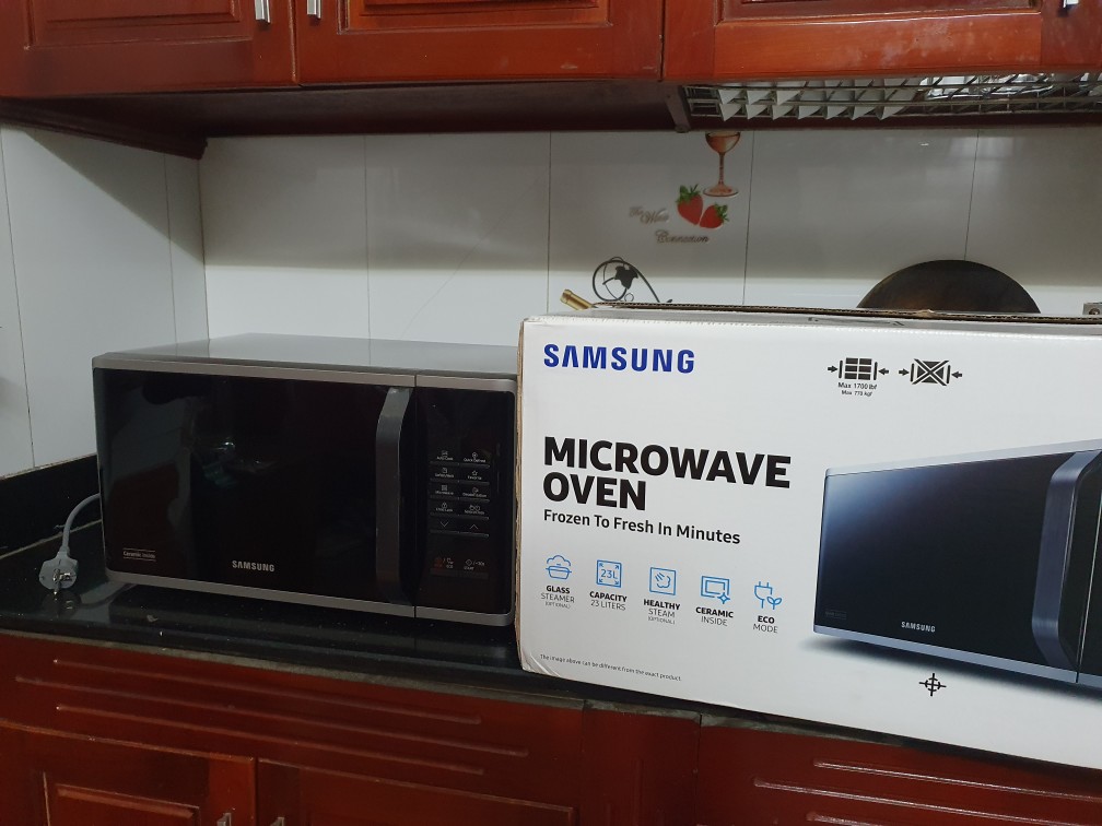 Lò vi sóng Samsung màu bạc trong không gian bếp
