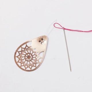 Dụng cụ giúp xâu kim bền đẹp thời trang