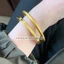 Vòng tay bằng chất liệu titan không gỉ mạ vàng 18k thiết kế trơn phong cách thời trang đơn giản dành cho nữ