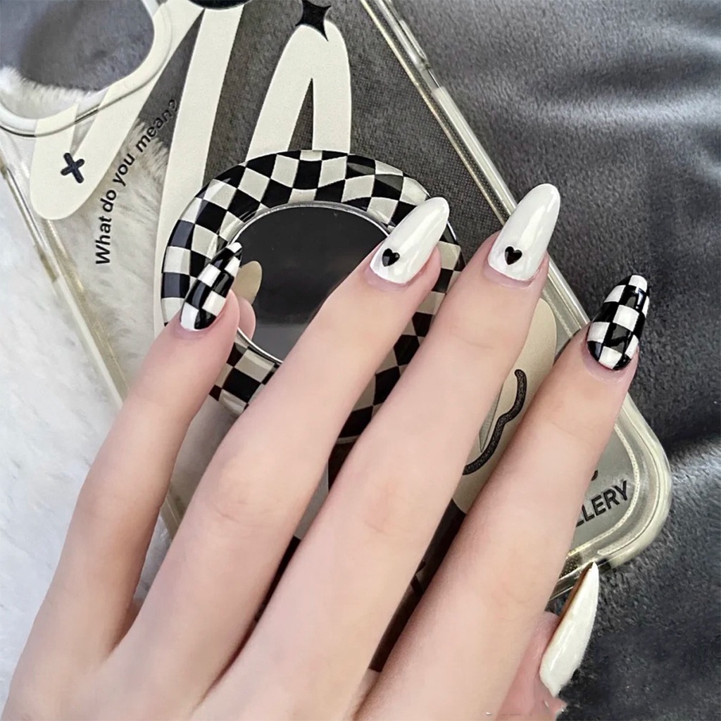 Nail đen trắng cute vẫn là xu hướng hot trong năm