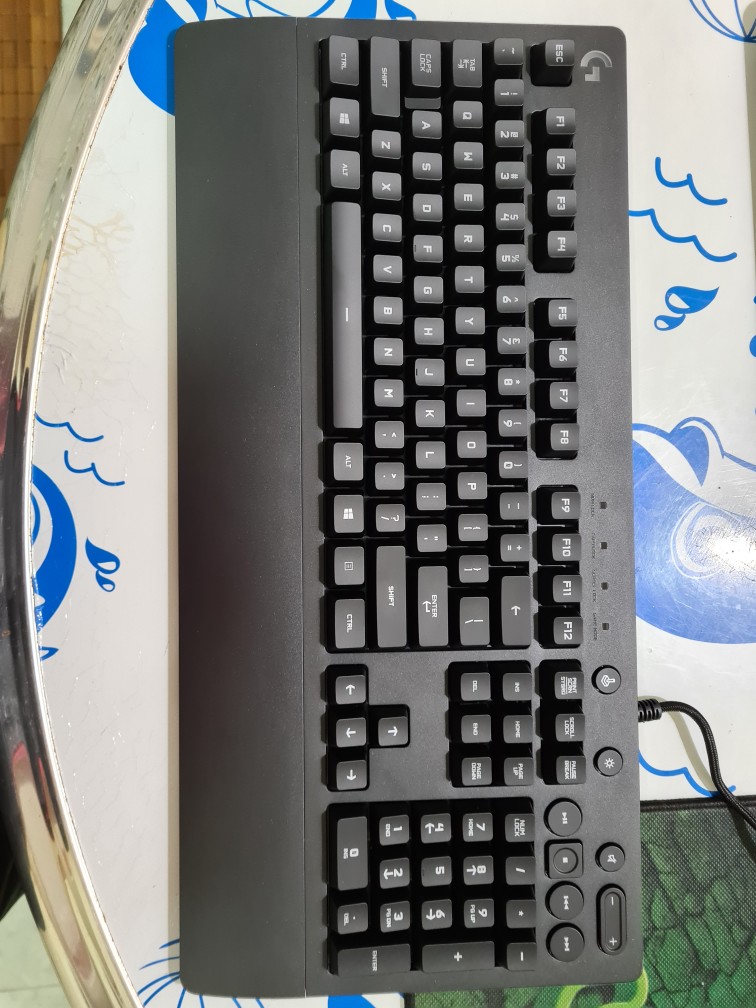 Thiết kế full-size của Logitech G213