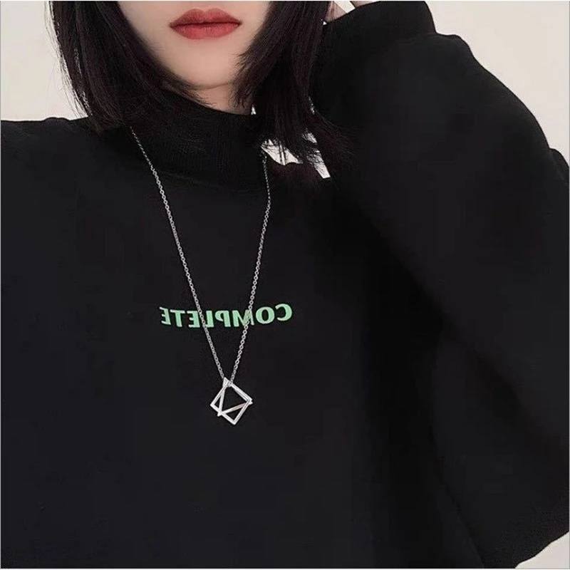 [Vòng cổ mặt dây chuyền hình tam giác vuông lồng vào nhau dành cho nữ] [Vòng cổ dây chuyền đơn giản bằng kim loại cổ điển dành cho nữ] [Vòng cổ xương đòn thời trang dành cho nữ]