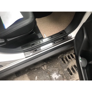 Ốp bậc cửa xe Mitsubishi Outlander, nẹp bước chân Outlander 2021-2023, Chất liệu Carbon cao cấp
