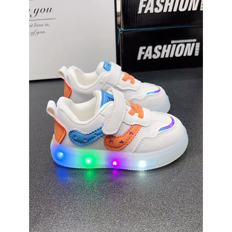 giày thể thao có đèn led cho bé gái màu trắng nhẹ êm chân có đèn led nhấp nháy có quay dán full box X26 ( có ảnh thật )