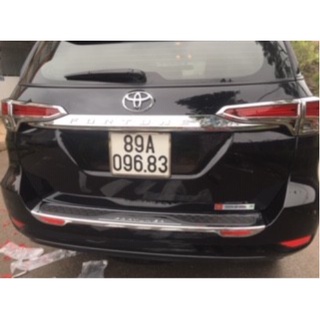 Ốp chống trầy cốp ngoài xe Toyota Fortuner đời 2017 -  2022, 2023, 2024, 2025 nhựa 3D phản quang nhiều INOX cao cấp