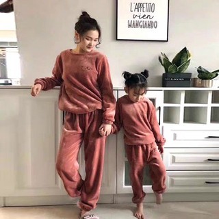 Bộ quần áo lông cừu D.STUDIO mềm mại ấm áp cho mẹ và bé cổ tròn