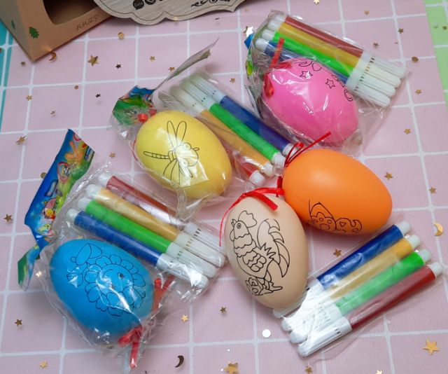 3 Trứng Hoạt Hình Và 4 Bút Tô Màu