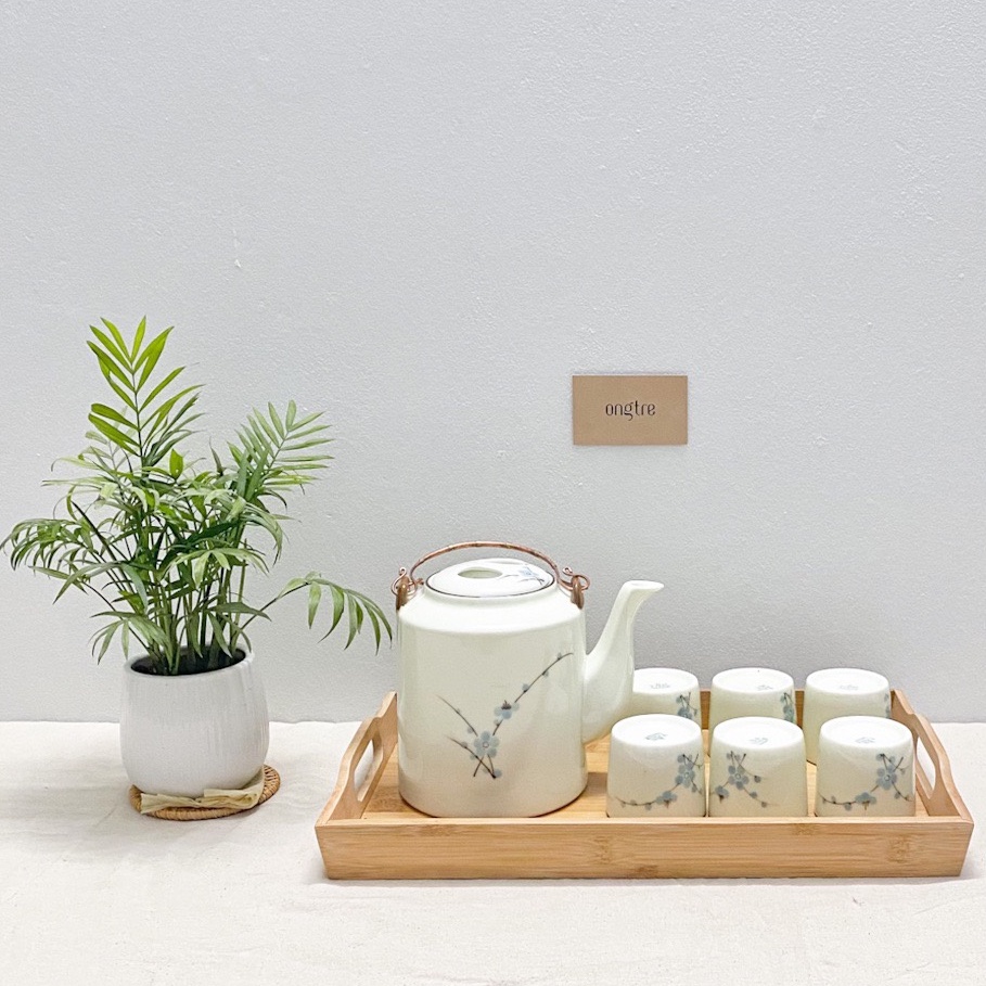 Bộ ấm trà bằng gốm sứ kèm khay tre cao cấp ONGTRE