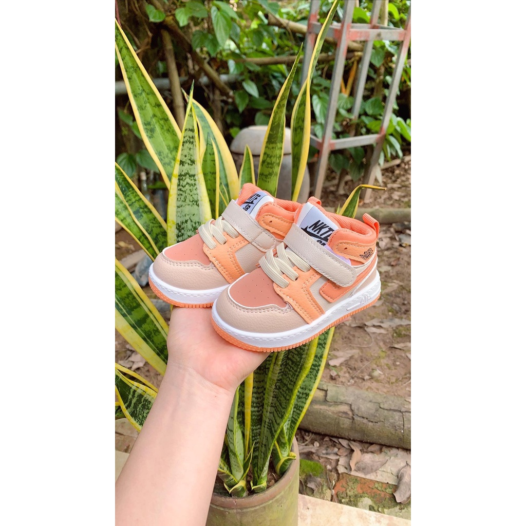 giày thể thao bé trai bốt bé gái đi học đi chơi nkie da PU mềm đế chông trượt QCCC full hộp 825 ( có video )