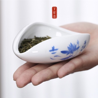 Trưng nhãn trà, cung nhãn trà, bằng sứ trắng, giúp đong trà chuẩn, kích thước 10x7.5x3.5cm