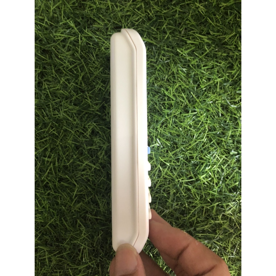Điều Khiển điều hòa Electrolux mặt trằng 1 nút xanh  loại tốt thay thế khiển zin theo máy - Remote Electrolux