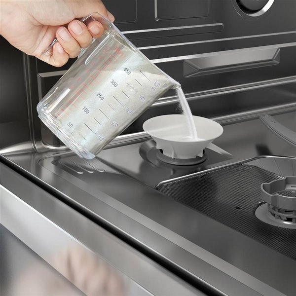 Thêm muối rửa bát và chất tẩy rửa chuyên dụng vào khay chứa