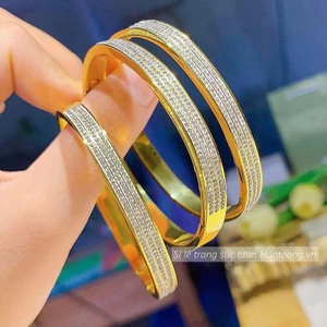 Vòng tay titan không gỉ mạ vàng 18k thiết kế 3 hàng đá lấp lánh thời trang sang trọng dành cho nữ