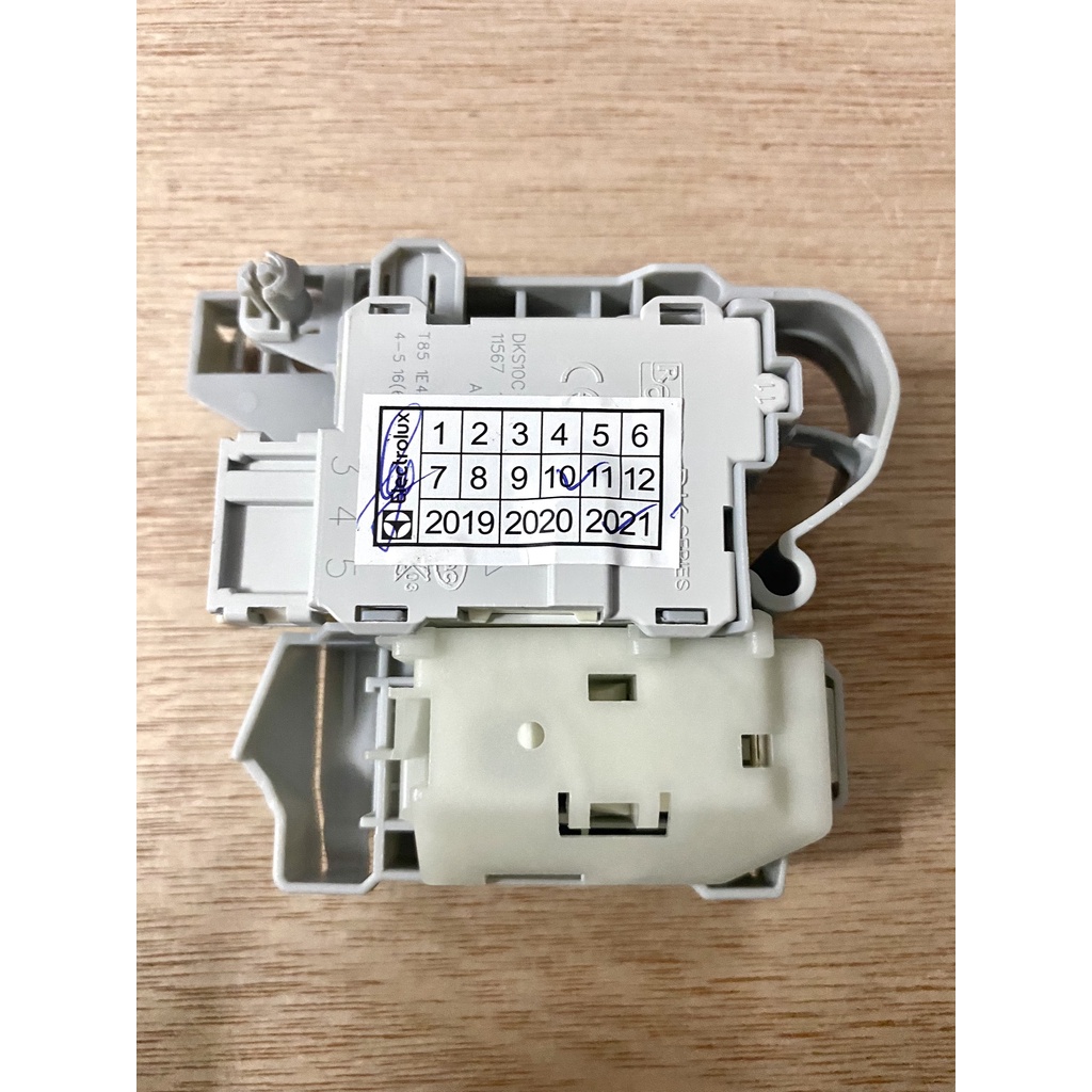 (VTĐL)Công tắc cửa máy giặt Electrolux vuông 3 chân