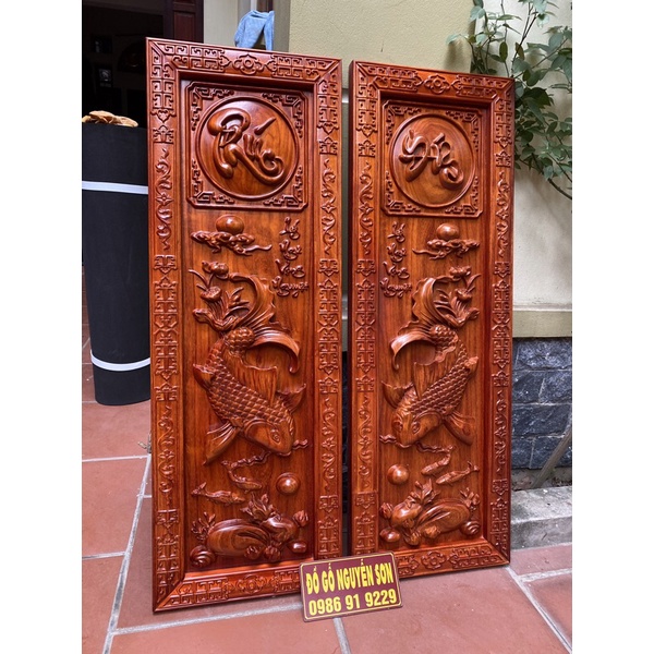 Tranh cá chép " Lý ngư vọng nguyệt " gỗ hương , khung ván dày 4cm