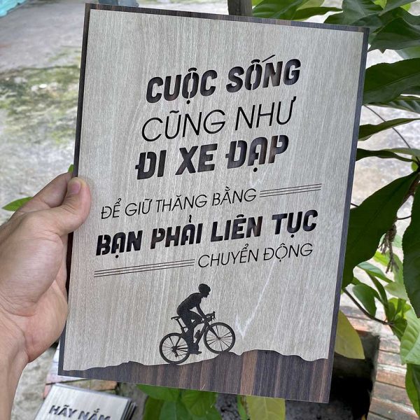 Tranh gỗ decor truyền cảm hứng"Cuộc sống cũng như đi xe đạp, để giữ thăng bằng bạn phải liên tục chuyển động"