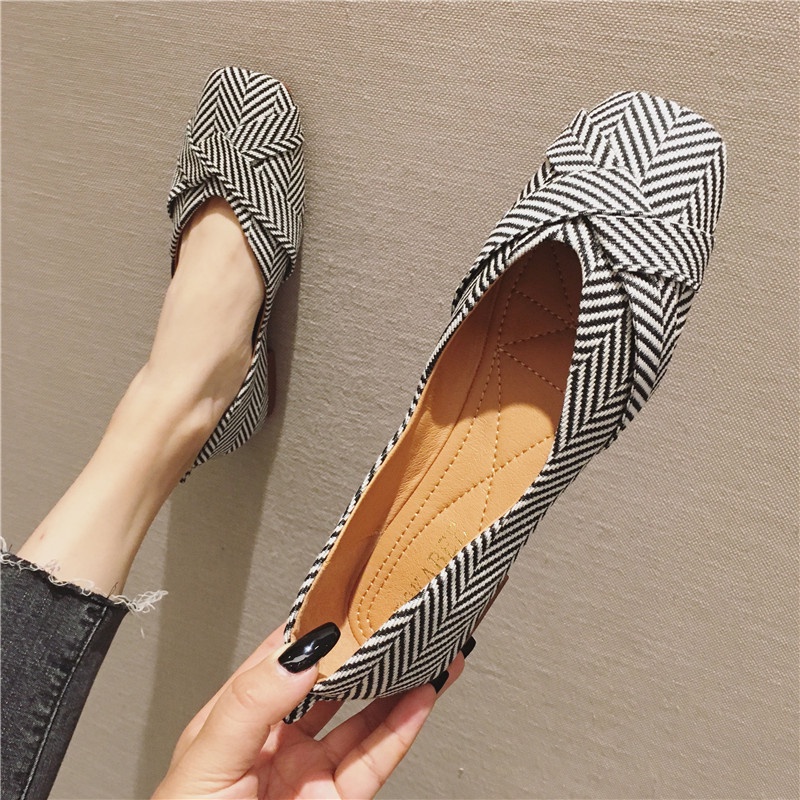 Size Lớn (31-45) Vải Thoáng Khí Giày Nữ Tất Cả Trận Đấu Miệng Nông Size Lớn Đế Mềm Giày Đơn Nữ Muỗng Giày Size Lớn 45 44 43 Công Nhân Văn Phòng Chị Em