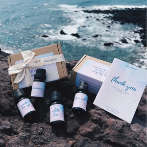 Set tinh dầu cực xinh với nơ và thiệp, thích hợp làm quà tặng - The Tea Stories