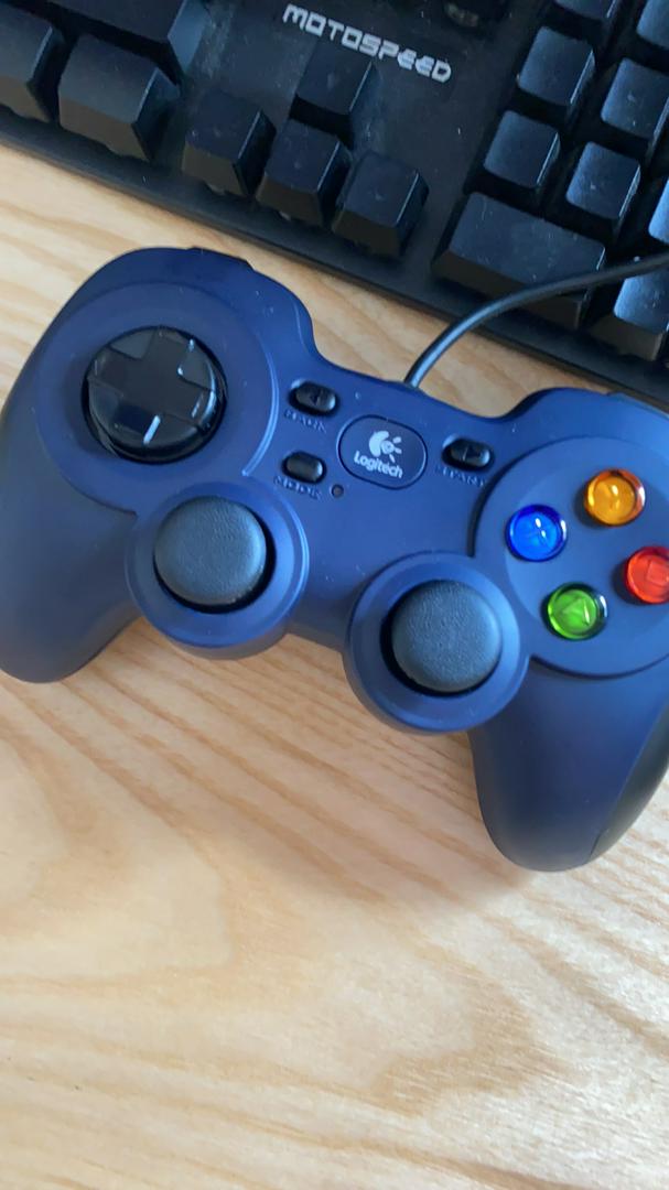 Tay cầm chơi game Logitech