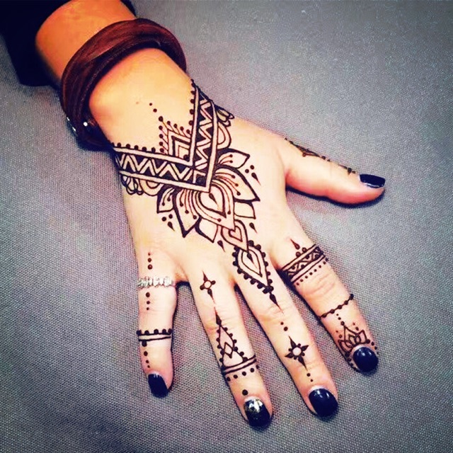 Mực xăm henna luôn mang đến một màu sắc đậm nét và đặc biệt, giúp những họa tiết trở nên sống động hơn bao giờ hết. Hãy xem ảnh liên quan để cảm nhận sự độc đáo của mực xăm henna!