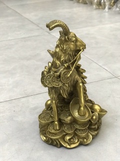 Tượng Dê cõng vàng bằng đồng cao 19cm vật phẩm phong thủy tài lộc may măn thịnh vượng