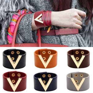 Vòng tay nữ chữ v bản to da giả thời trang