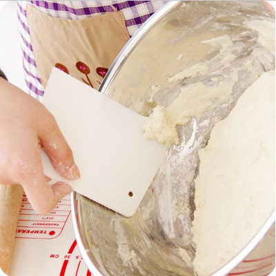 Dụng cụ cắt bột làm bánh hình thang tiện dụng