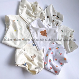 Yếm cổ 100% cotton hoạ tiết xinh xắn,có cúc bấm 2 nấc điều chỉnh tiện lợi cho bé.