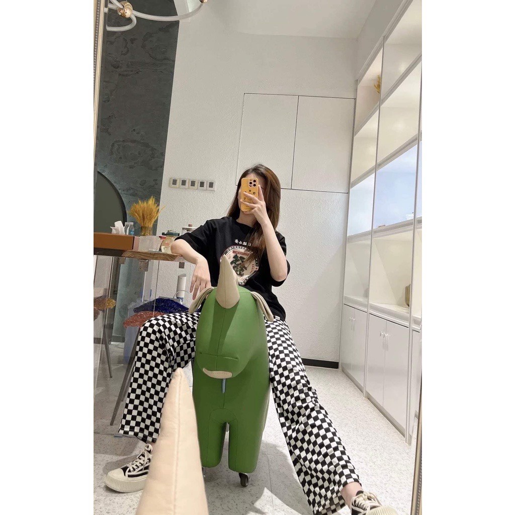 Quần ống suông kẻ karo chất nhung đứng dáng, mix đồ siêu dễ. Mặc hợp với tất cả các loại sweater, hoodie, croptop
