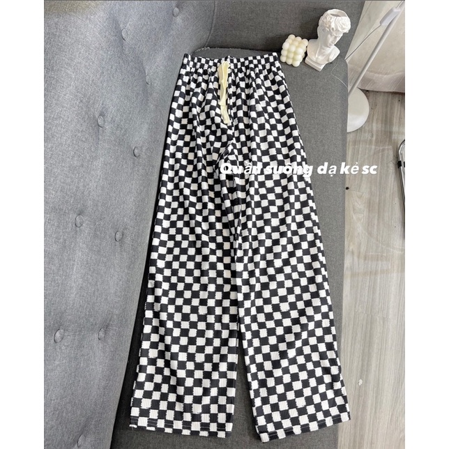 Quần ống suông kẻ karo chất nhung đứng dáng, mix đồ siêu dễ. Mặc hợp với tất cả các loại sweater, hoodie, croptop