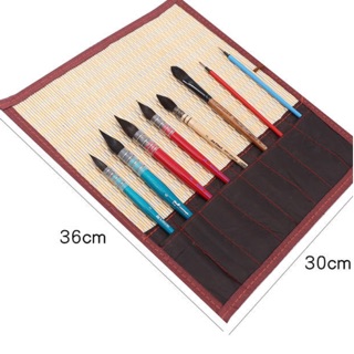 Cuộn mành tre để cọ, bút có dây quấn, cuộn lại rất tiện lợi