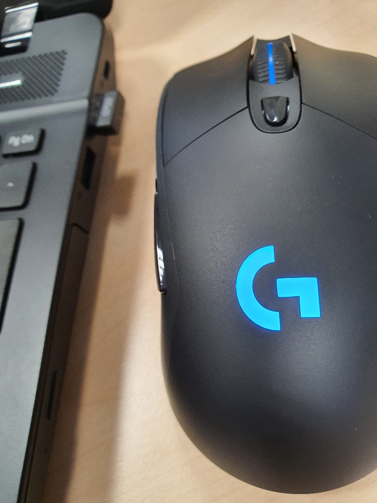 Thiết kế chuột Logitech G703
