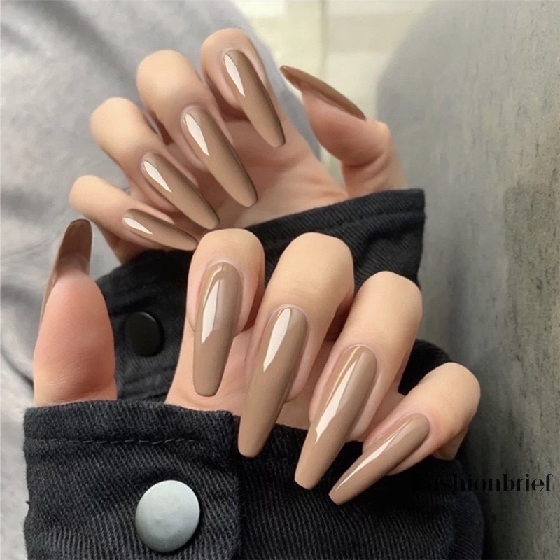 This neutral color complements any skin tone and gives a chic, polished look. Check out the image to get some inspiration for your next manicure design. Don\'t be afraid to experiment and express your own style. Let your nails shine!